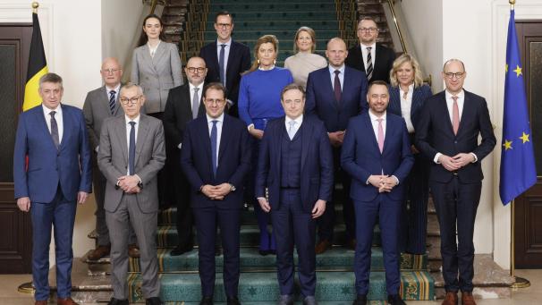 <p>Das Bild zeigt die neue belgische Föderalregierung, der nur vier Frauen angehören.</p>