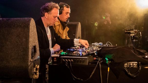 <p>2manydjs in Aktion</p>