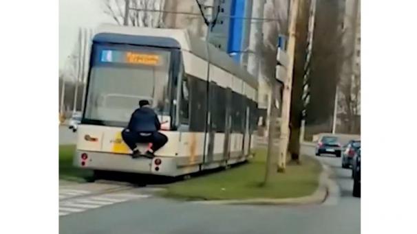 <p>Beim „Tramsurfen“ klammern sich Personen an das Heck eines fahrenden Trams, meist ohne dass der Fahrer etwas bemerkt.</p>