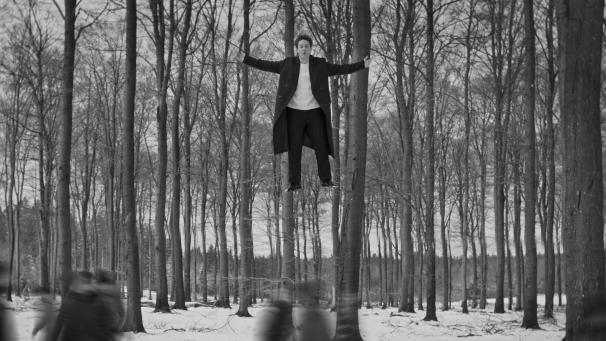 <p>Im Song „Lost In The Crowd“ verarbeitet der Musiker persönliche Erfahrungen, die eine innere Zerrissenheit widerspiegeln sollen.</p>