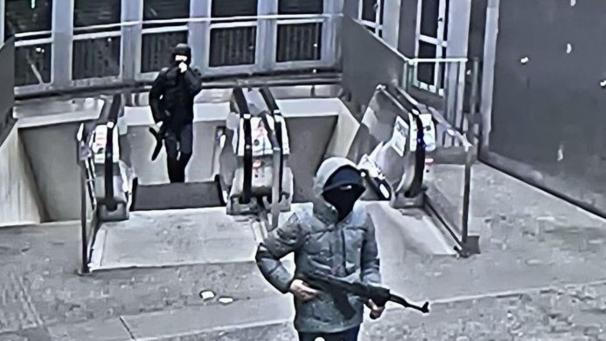 <p>Bilder einer Überwachungskamera zeigen die mit Kalaschnikows bewaffneten Männer am Eingang der Brüsseler Metrostation Clemenceau.</p>