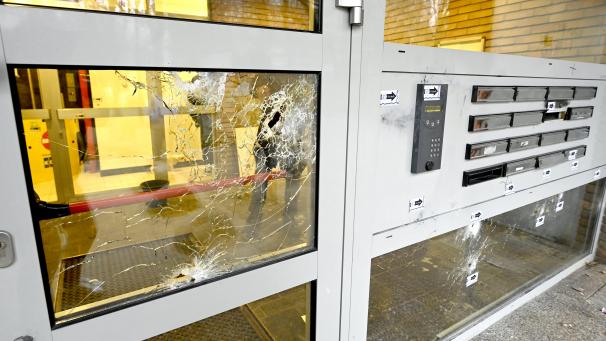 <p>Kugeleinschläge in der Eingangshalle eines Wohnblocks im berüchtigten Viertel Peterbos, wo eine Person getötet wurde. Möglicherweise waren die ersten Schüsse dieser Woche eine Warnung: Gebt unsere Drogen zurück, oder es gibt Tote.</p>