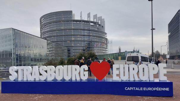 <p>Dieses Bild entstand vor dem EU-Parlament in Straßburg.</p>