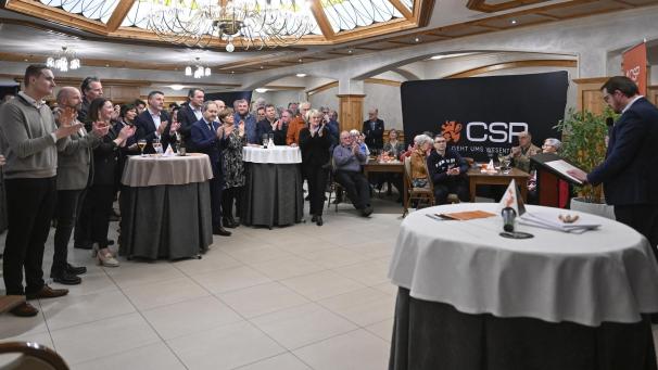 <p>CSP-Regionalpräsident Jérôme Franssen (r.) bei seiner Ansprache beim Neujahrsempang in Meyerode am Freitagabend.</p>