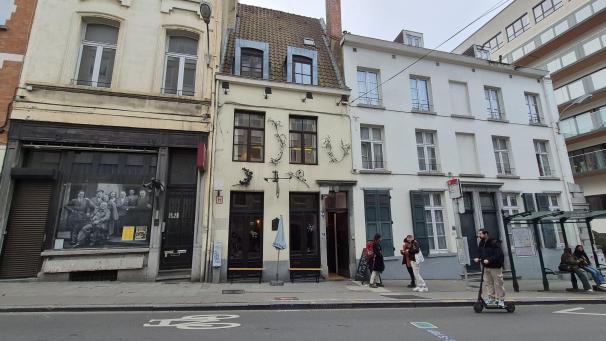 <p>Ein Blick von außen auf die Bar „La Fleur en Papier Doré“</p>