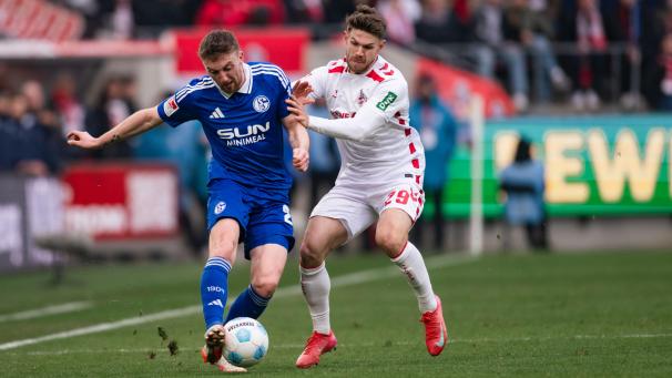 <p>Schalkes Tobias Mohr (links) und Kölns Jan Thielmann im Duell</p>