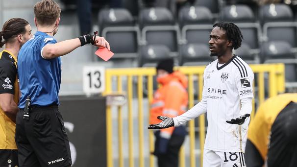 <p>Zu allem Überfluss flog Amadou Keita nach zwei schnellen Verwarnungen mit Gelb-Rot vom Platz.</p>