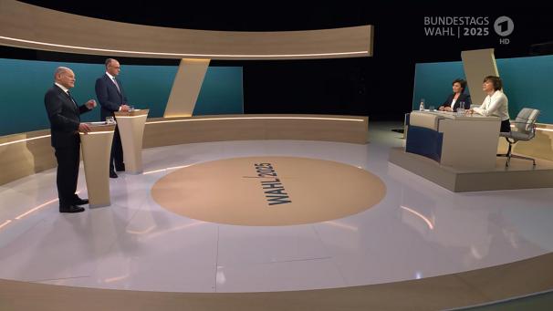 <p>Bundeskanzler Olaf Scholz (SPD, l), steht neben Friedrich Merz, Unions-Kanzlerkandidat und CDU-Bundesvorsitzender, während des TV-Duells von ARD und ZDF. In 90 Minuten stellten sich beide im Studio Berlin-Adlershof zentralen Fragen und debattieren zu den wesentlichen Themen des Bundestagswahlkampfs. Moderiert wird die Sendung von Sandra Maischberger (2.v.r, ARD) und Maybrit Illner (r, ZDF).</p>