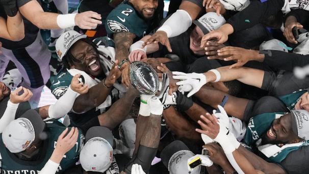 <p>Die Philadelphia Eagles haben zum zweiten Mal den Super Bowl gewonnen und Titelverteidiger Kansas City Chiefs gedemütigt.</p>