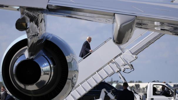 <p>US-Präsident Donald Trump besteigt die Air Force One am Palm Beach International Airport in West Palm Beach, Florida.</p>