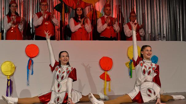 <p>Die beiden Tanzmariechen läuteten die zweite Hälfte des Programms ein.</p>