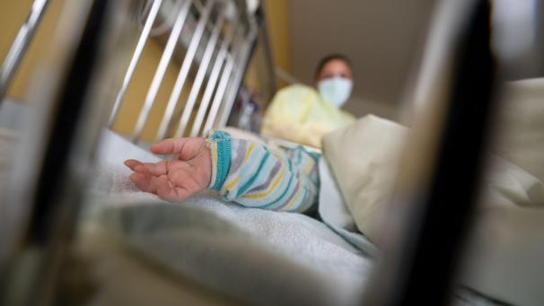 <p>Beyfortus zeigt Wirkung: Die Krankenhausaufnahmen bei Babys mit RSV ist hierzilande um 50 % gesunken.</p>