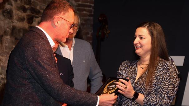 <p>EBRT-Präsident Jean-François Elst überreicht Monte-Carlo-Siegerin Jennifer Hugo den Ehren-Award.</p>