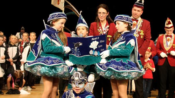 <p>Prinz Noah I. (Brüls), die Pagen Alice und Lynn (Jerusalem) und Hofnarr Ian (Esser) bestimmen, wo es lang geht.  Fotos: G. Cormann</p>