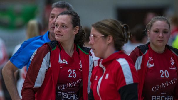 <p>In Abwesenheit des erkrankten Kurt Rathmes coachte Lynn Siffrin (links) die Eynattener Damen gegen Gent.</p>