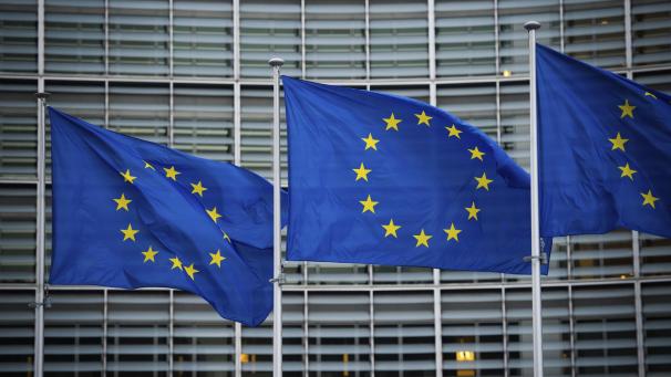 <p>Flaggen der Europäischen Union wehen im Wind vor dem Berlaymont-Gebäude der Europäischen Kommission in Brüssel.</p>