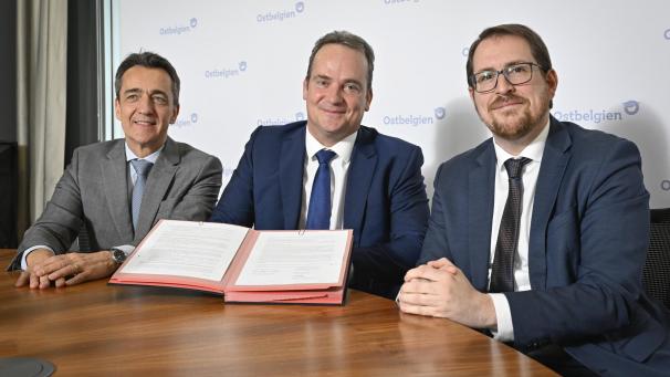 <p>Der französische Botschafter in Belgien, Xavier Lapeyre de Cabanes, Ministerpräsident Oliver Paasch und Unterrichtsminister Jérôme Franssen (von links) beim Pressetermin am Dienstag im Rahmen der Unterschrift des neuen Abkommens.</p>