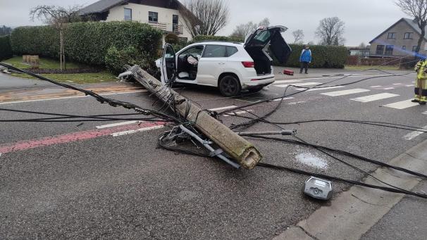 <p>Verkehrsunfall in Maldingen: Durch die Wucht des Aufpralls fiel der Strommast auf die Fahrbahn der Regionalstraße N 827.</p>