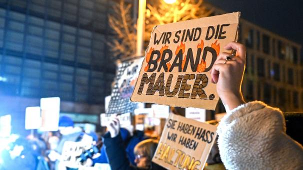 <p>Plakat „Wir sind die Brandmauer!“ bei einer Demo zur Migrationspolitik vor der CDU-Zentrale in Berlin</p>
