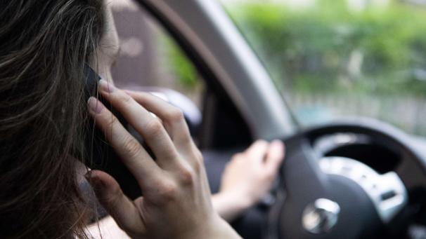 <p>Die Polizei geht gezielt gegen Handynutzung beim Fahren vor.</p>