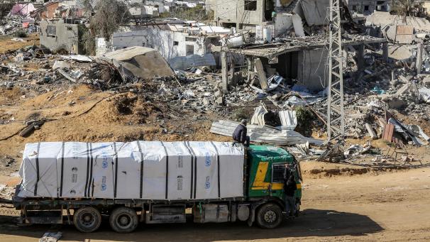 <p>Lastwagen mit humanitärer Hilfe des Hilfswerks der Vereinten Nationen für Palästinaflüchtlinge im Nahen Osten (UNRWA) fahren am Kerem-Schalom-Übergang in den Gazastreifen ein, wenige Tage nach Inkrafttreten der Waffenruhe zwischen Israel und der Hamas.</p>