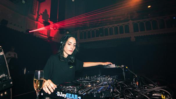<p>Amelie Lens in Aktion</p>