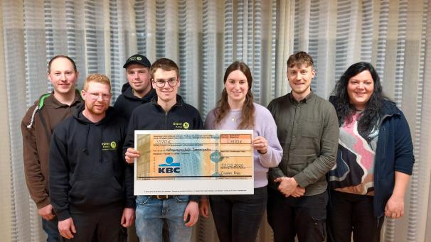 <p>Der Grüne Kreis in Person von Benedikt Dhur, Christophe Krickel, Tom Meys und Daniel Tangeten (v.l.n.r.) konnte zur großen Freunde der Verantwortlichen der Wohngemeinschaft Lommersweiler (Aline Scheuren, Oliver Backes und Jenny Krämer) den Spendenscheck überreichen.</p>