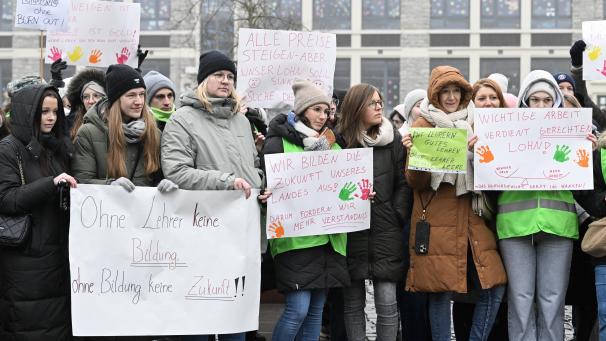 <p>Die Lehrer hatten zahlreiche Plakate mit ihren Kernaussagen vorbereitet.</p>
