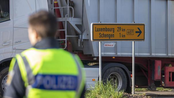 <p>Die Bundespolizei kontrolliert den nach Deutschland einfahrenden Verkehr.</p>