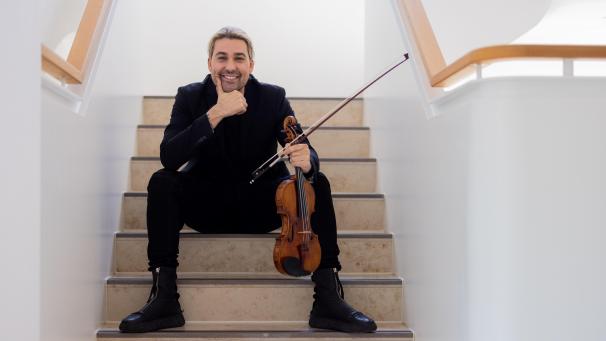 <p>David Garrett sagt der klassischen Musik eine rosige Zukunft voraus, doch muss sie auch etwas dafür tun: „Klassische Musik verkauft sich, man muss aber auch Werbung dafür machen und den Zuhörer an die Hand nehmen.“</p>