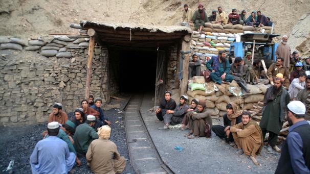 <p>Arbeiter sitzen vor einer Kohlegrube in Quetta.</p>