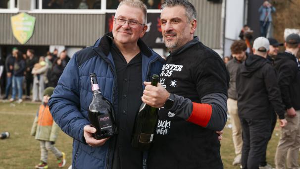<p>Udo Theodor (links, bei der Aufstiegsfeier neben Trainer Sélahattin Deniz) legt sein Präsidentenamt beim RFC St.Vith nieder.</p>