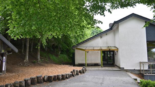 <p>Aus Sicherheitsgründen musste das Gerät links vor der Schule in Wallerode zuletzt abgebaut werden.</p>