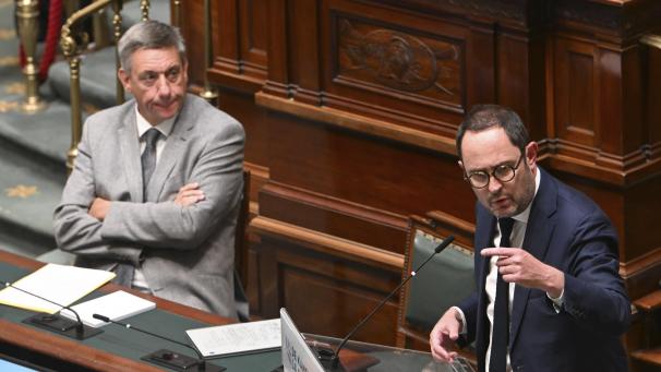 <p>Föderalminister Jan Jambon (N-VA, links) musste sich Fragen der Opposition gefallen lassen bei der Debatte am Mittwoch in der Kammer, hier von Vincent Van Quickenborne (Open VLD, rechts).</p>