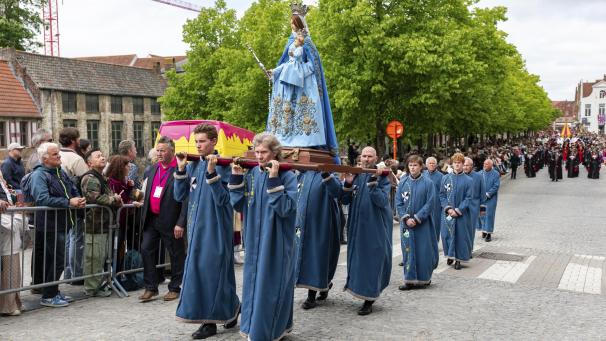 <p>Während der Prozession wird die Reliquie des Heiligen Blutes von der Heilig-Blut-Basilika durch das Stadtzentrum von Brügge bis zur Sankt-Salvator-Kathedrale getragen.</p>