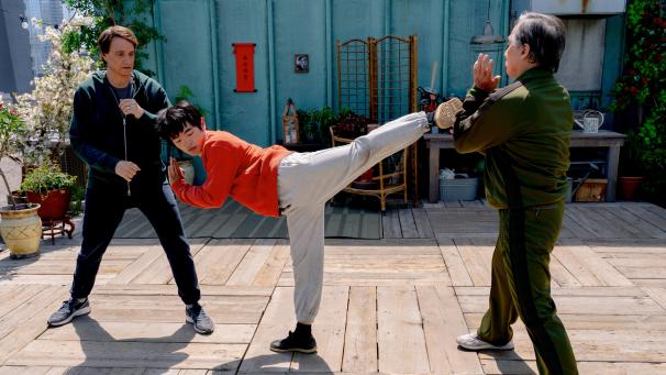 <p>Ralph Macchio, Ben Wang und Jackie Chan Szene des Films „Karate Kids: Legends“.</p>