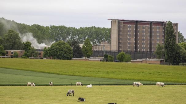<p>Nach dem verheerenden Brand in der Justizvollzugsanstalt Lantin, bei dem ein Feuerwehrmann ums Leben kam und drei weitere verletzt wurden, besuchte am Freitagvormittag eine Ministerdelegation den Unglücksort.</p>