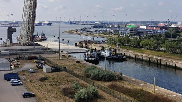 <p>Das erste Tunnelelement der neuen Scheldetunnelverbindung verlässt das Baudock in Zeebrugge.</p>