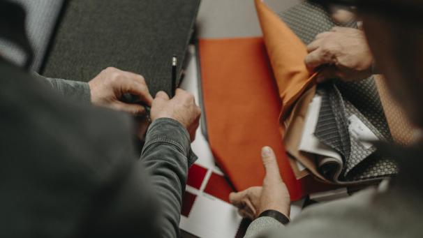 <p>Im Bereich der Polsterstühle bietet Mobitec eine große Vielfalt: Modelle, Formen, Farben, Stoffe und Gestelle lassen sich individuell kombinieren. „Es gibt bei uns keine Lagerware – jeder Stuhl wird erst dann gefertigt, wenn er vom Kunden in seiner Wunschkonfiguration ausgewählt wurde“, erklärt Nils Hensen.</p>