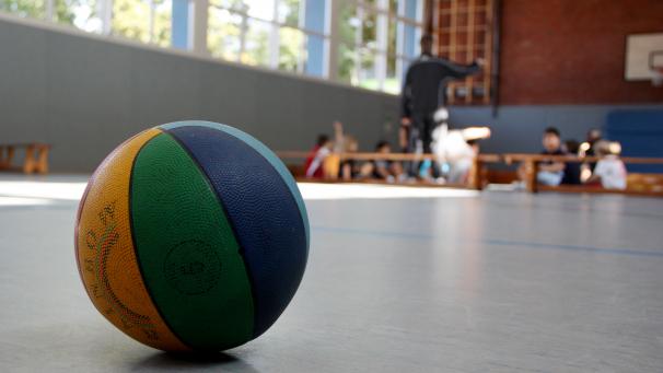 <p>Wenn keine Fachlehrkraft verfügbar ist, übernehmen oft Klassenlehrer den Sportunterricht – mit sportpädagogischem Basiswissen aus der Lehrerausbildung.</p>