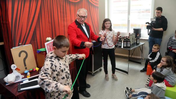 <p>Robert Hola spannte die Kinder in seine Zaubershow mit ein.</p>