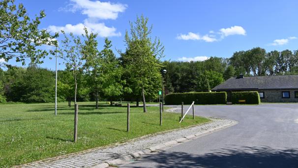 <p>Die neue Turnhalle soll links neben der auf dem Bild rechts zu sehenden Jugendherberge entstehen.</p>