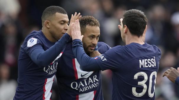 <p>Gescheitertes Trio: Neymar (Mitte) von PSG feiert mit seinen damaligen Teamkollegen Kylian Mbappe (links) nach einem Tor. Das Foto entstand im Februar 2023.</p>