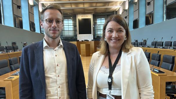 <p>Loïc Jacob und Steffi Pauels im wallonischen Parlament in Namur</p>