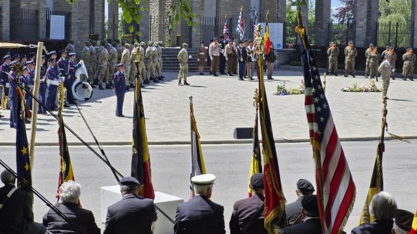 <p>Die Zeremonie am Fuße des Mardasson-Denkmals, nahe des „Bastogne War Museum“, bildete den Abschluss des Gedenkjahres zum 80. Jahrestag der Ardennenschlacht.</p>