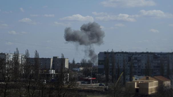 <p>Ukraine, Sumy: Rauch steigt von einer Explosion nach einem russischen Drohnenangriff auf.</p>