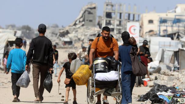 <p>Palästinenser, die ihre persönlichen Habseligkeiten mit sich tragen, versuchten auch am Freitag aus dem Flüchtlingslager Jabalia vor israelischen Angriffen in sicherere Gebiete zu fliehen.</p>