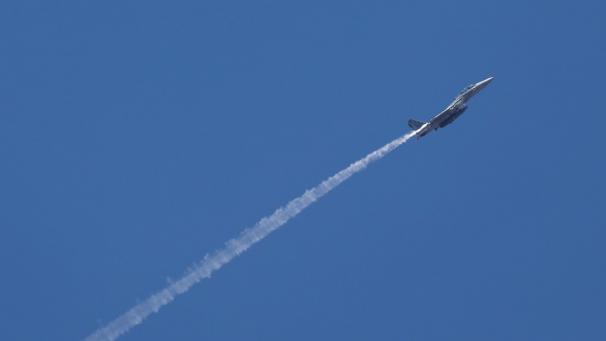 <p>Ein israelischer Kampfjet von einem Luftwaffenstützpunkt in Zentralisrael aus gesehen.</p>