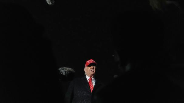 <p>Präsident Donald Trump spricht im Regen zu Reportern, nachdem er mit der Air Force One auf der Joint Base Andrews, Md. angekommen ist. Trump will Zölle für die Einfuhr von Stahl in die Vereinigten Staaten von derzeit 25 Prozent auf 50 Prozent verdoppeln.</p>