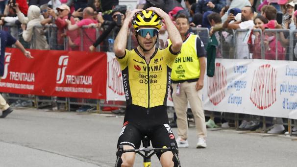 <p>Von drei auf eins: Simon Yates zeigt am legendären Schotter-Berg Colle delle Finestre eine denkwürdige Leistung. Am Ende entreißt er dem jungen Mexikaner Isaac del Toro den Gesamtsieg beim Giro.</p>